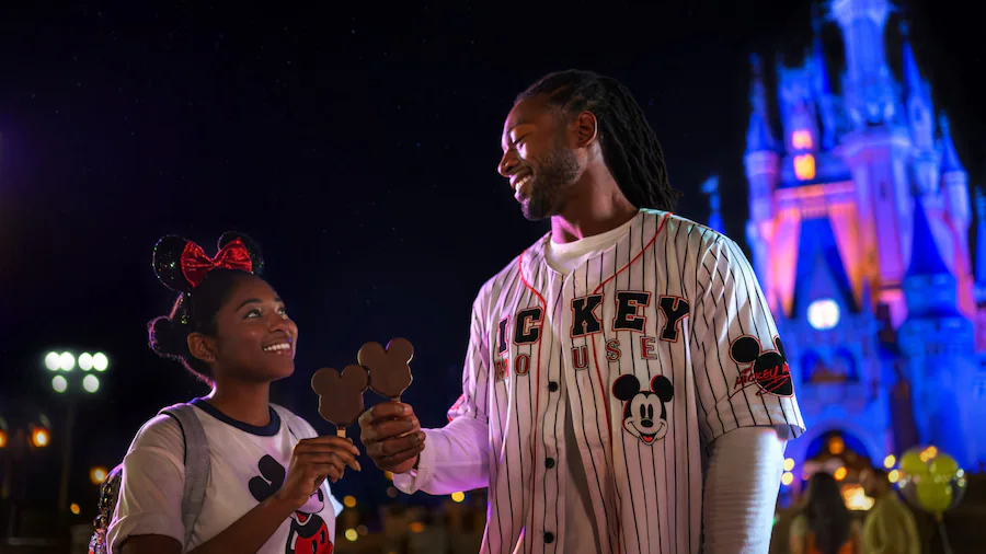 Pai e Filha na frente do castelo da Cinderella no magic Kingdom comendo um sorvete do Mickey durante a Disney After Hours no magic Kingdom