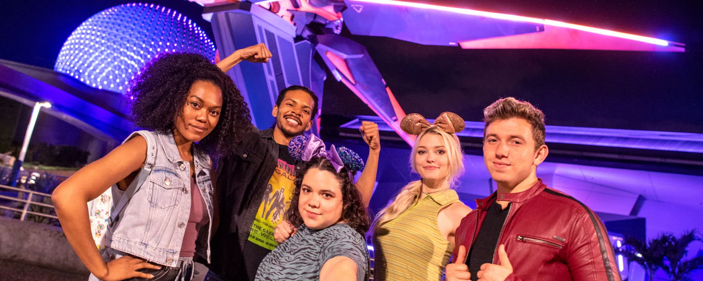 Amigos em frente a atração Cosmic Rewind no parque Epcot do Disney World durante o evento After Hours