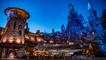 Batuu a noite durante o After Hours no Hollywood Studios