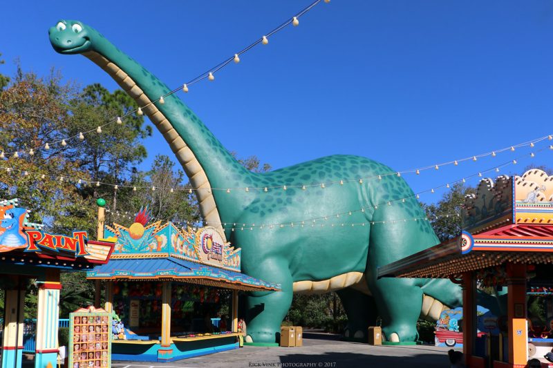 Estatua do dinossauro Diplodoco no meio da Dinoland USA